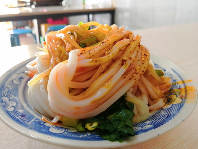 西安涼皮走紅網(wǎng)絡(luò)，價(jià)格是否水漲船高？